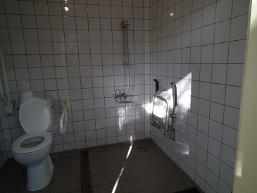 toilet voor minder validen en douche met stoel